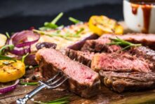 Sekrety idealnych steków z grilla – od wyboru mięsa po techniki grillowania